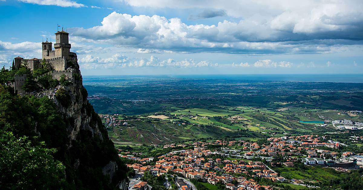 Сан марино 2. Сан Марино гора Монте титано. Башня Гуаита Сан-Марино. San Marino (Сан Марино). Столица Сан Марино столица.
