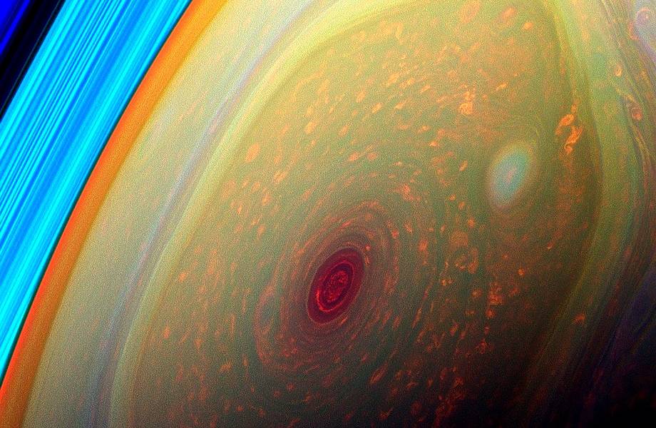 В атмосфере Сатурна существует гигантский вихрь правильной шестиугольной формы