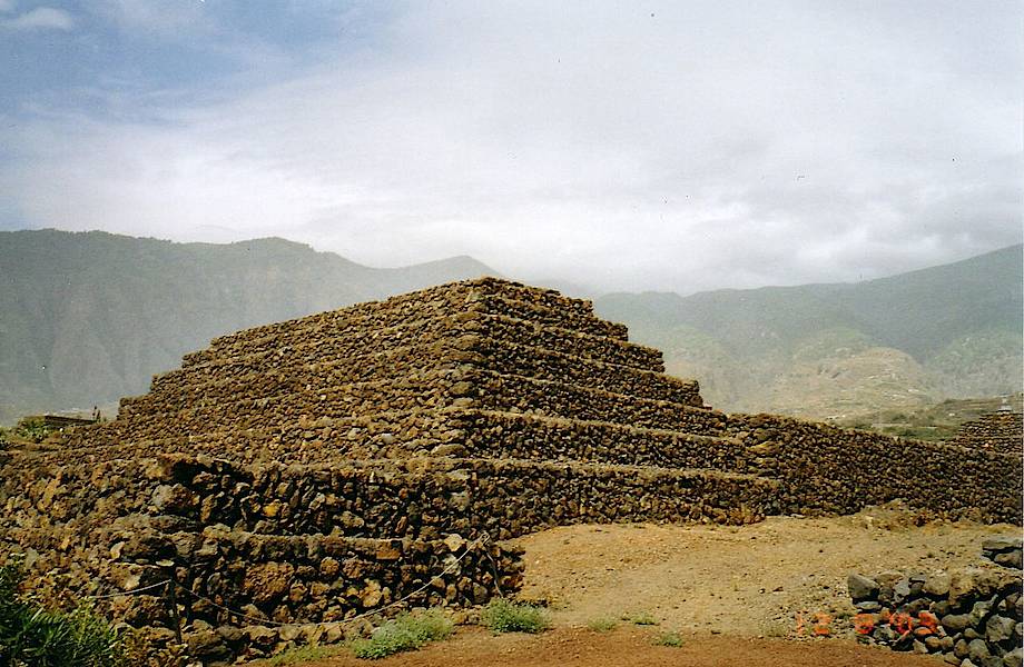 Загадка острова Тенерифе: кто построил пирамиды Гуимар на Канарских островах
