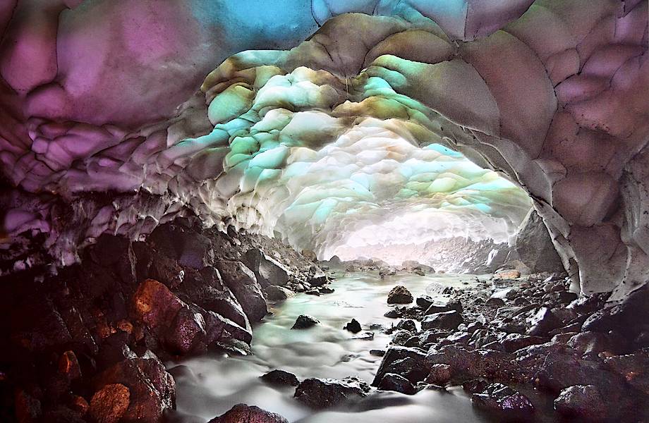 Ледниковая пещера вулкана Мутновский на Камчатке: фантастическое творение природы