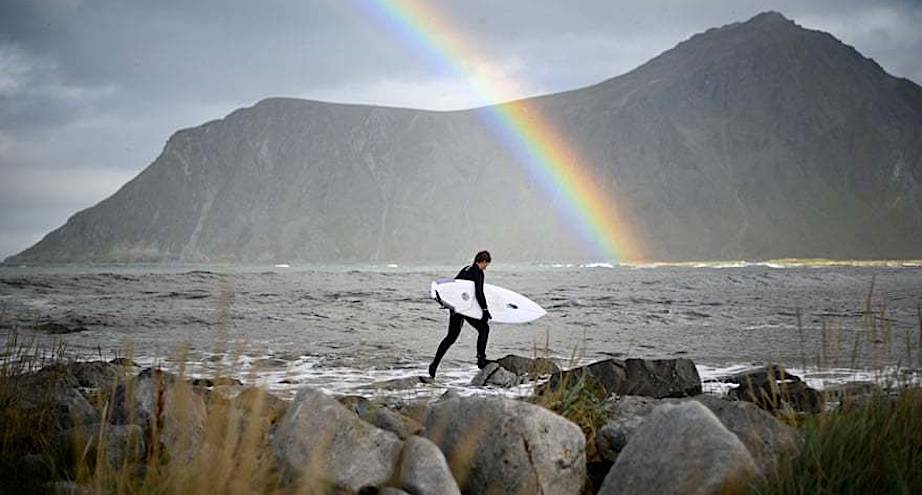 Фото дня: одинокий серфер на фоне холодных пейзажей Норвегии