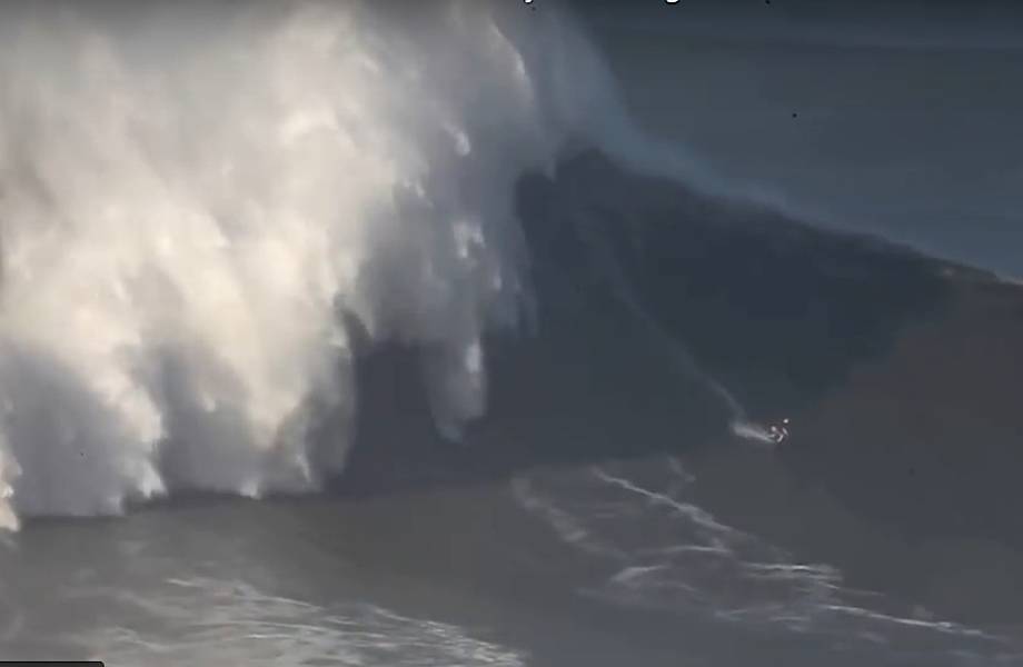 Зрелищное видео очередного мирового рекорда: Женщина покорила 20-метровую волну