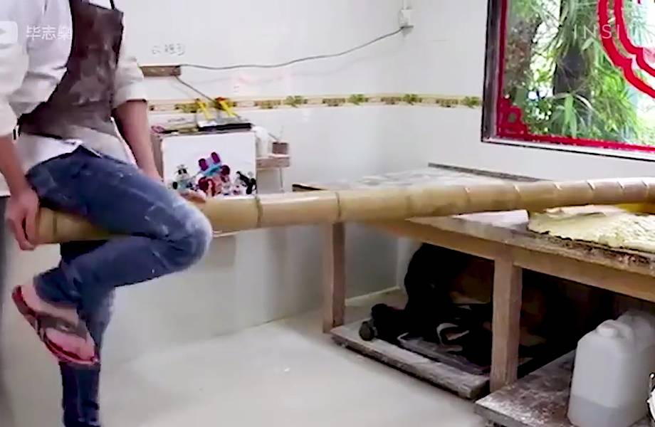Видео: Старинная техника приготовления китайской лапши при помощи бамбукового шеста