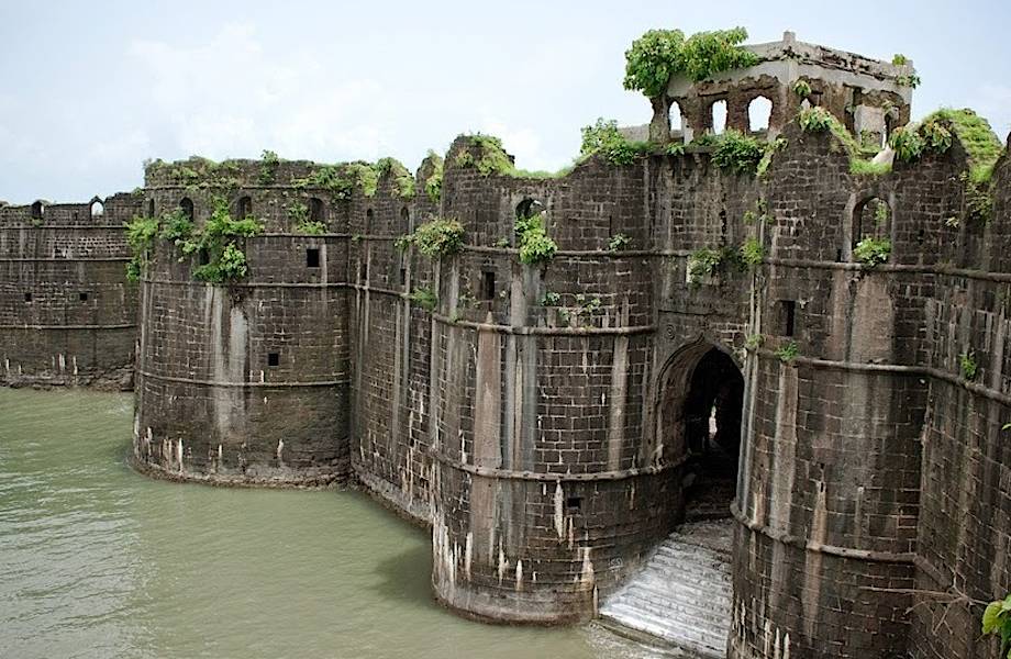 Неприступный форт Джанджира в Индии