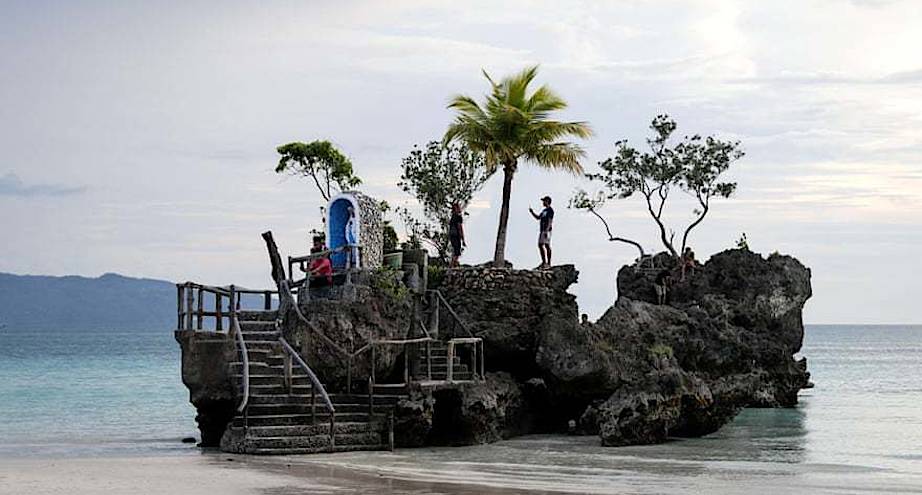 Фото дня: туристы фотографируются в гроте на острове Боракай