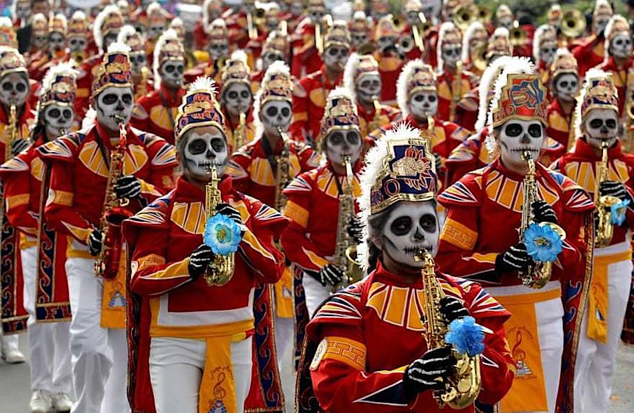 Сотни скелетов на улицах Мехико: как проходит парад в честь Дня мертвых