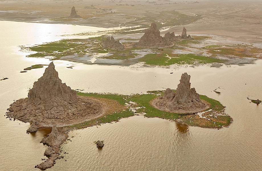 Потрясающее соленое озеро Аббе, чьи ландшафты, словно часть другой планеты