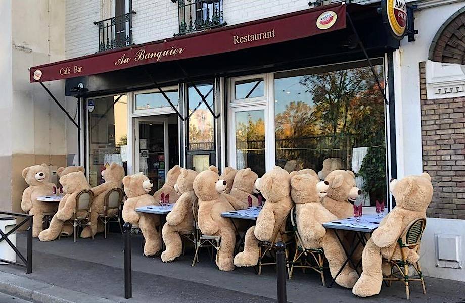 Париж атаковали плюшевые медведи