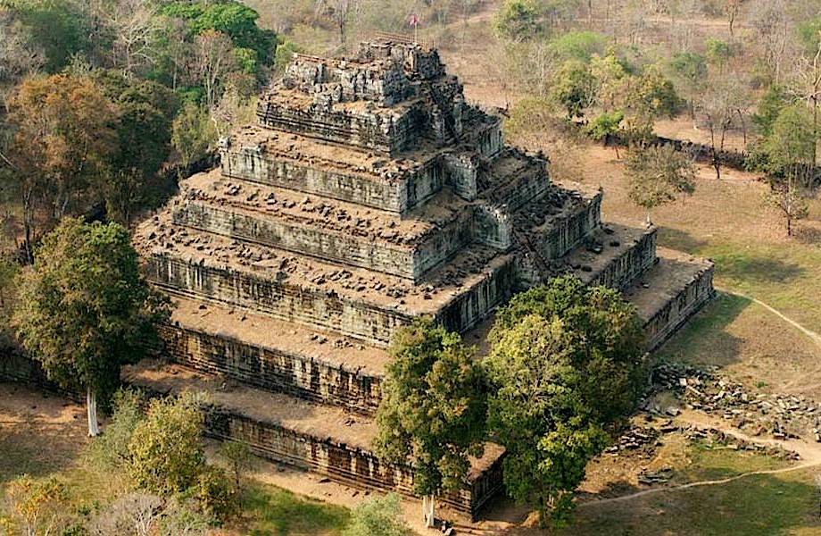 Пирамида смерти Кох Кер: как в Камбодже появилась «мексиканская пирамида»