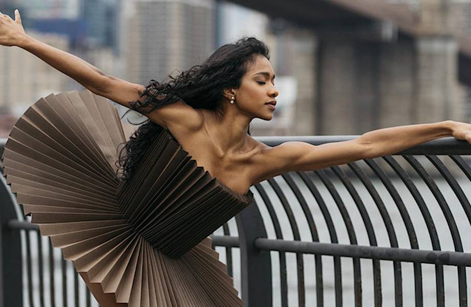 PLI.Ē: танцоры в бумажных костюмах на улицах Нью-Йорка, Монреаля, Парижа и Рима