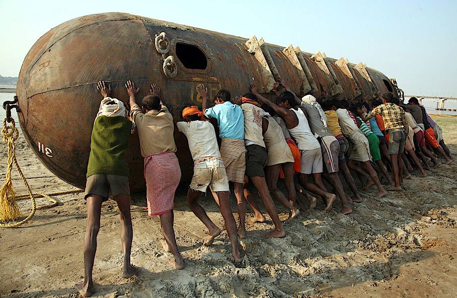 Как в Индии строят понтонные мосты для миллионов паломников, празднующих Кумбха Мела