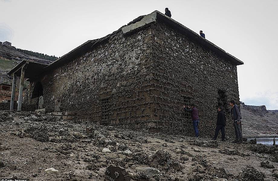 В Турции прорвало дамбу, и на поверхности появилась древняя затопленная деревня