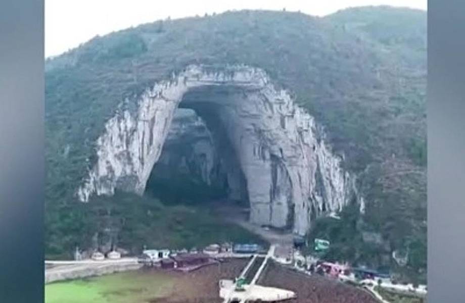 Беспилотник запечатлел на видео фантастическую каменную арку огромных размеров