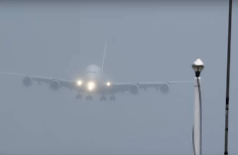 Видео: Самый большой в мире авиалайнер садится при боковом ветре
