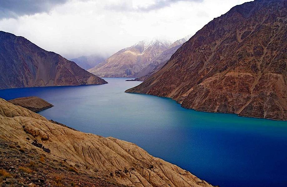 Почему Сарезское озеро держит в страхе население сразу четырех стран Почему Сарезское озеро держит в страхе население сразу четырех стран
