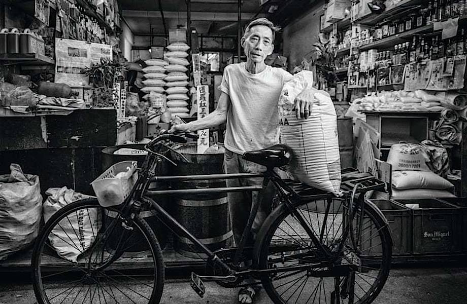 Торговец змеиным супом и колдунья: фотографии традиционных уличных торговцев Гонконга