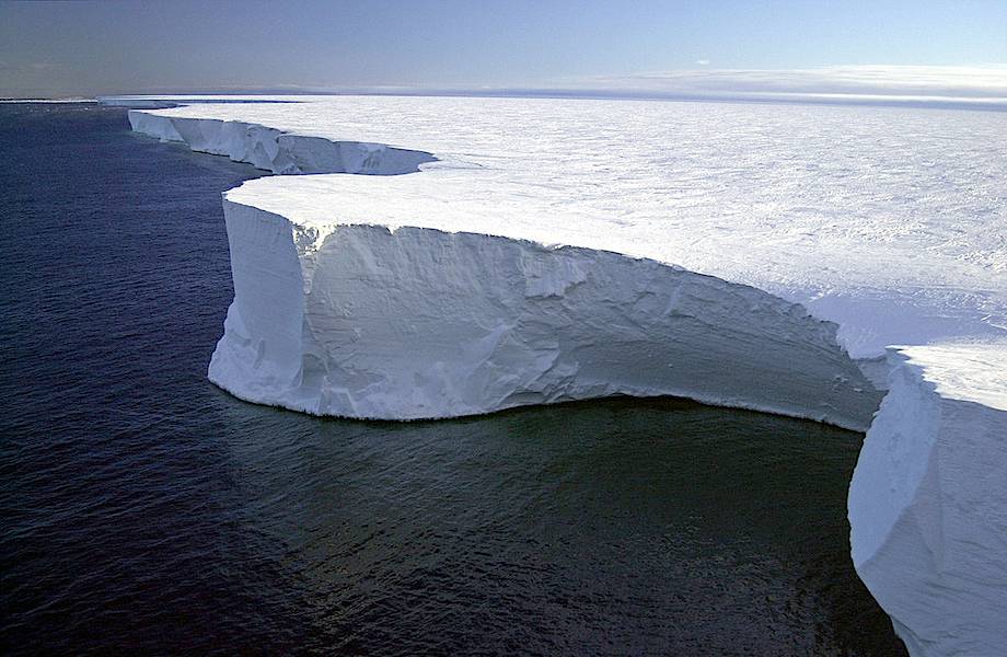 Антарктида тает изнутри: ученые обнаружили огромную полость под ледяным щитом