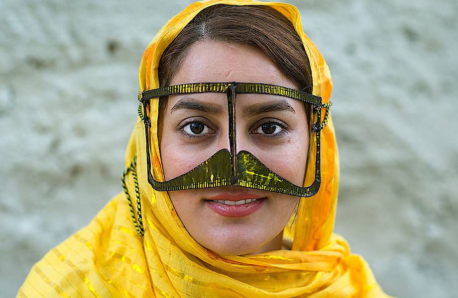 Зачем иранские женщины носят маски в форме усов