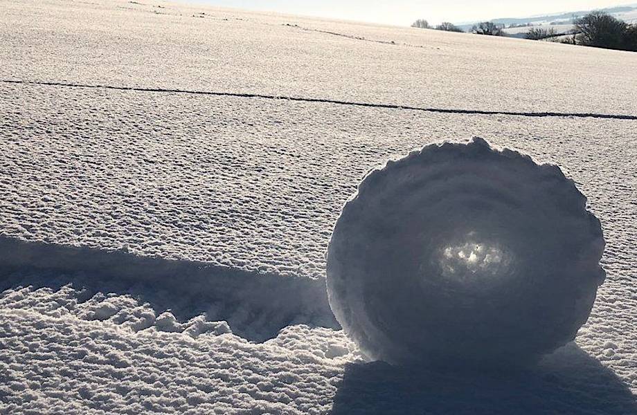 Тайна снежных «тюков»: загадочные круги из снега удивили жителей Англии