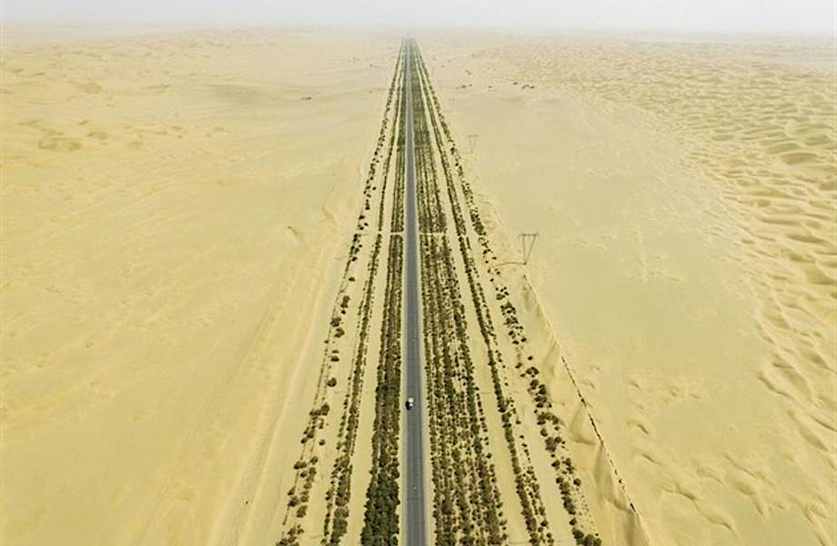 Ради чего китайцы построили 450 км трассы посреди пустыни, где никто не живет