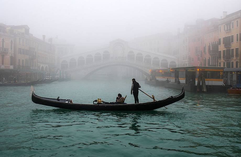 Призрачный город на воде: туманное утро Венеции в фотографиях 