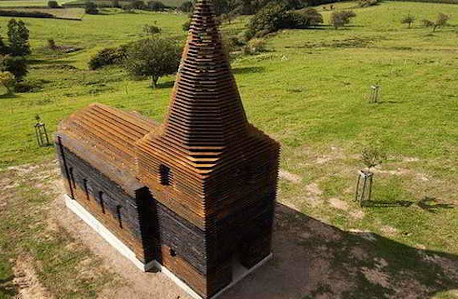 Видео: Если смотреть сверху, это обычная деревянная церковь, а с земли — она исчезает
