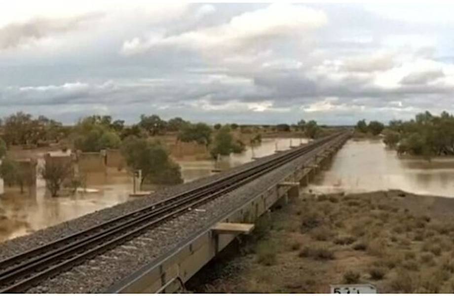 Видео: Суша в один миг стала морем — как прибывала вода во время ливней в Австралии