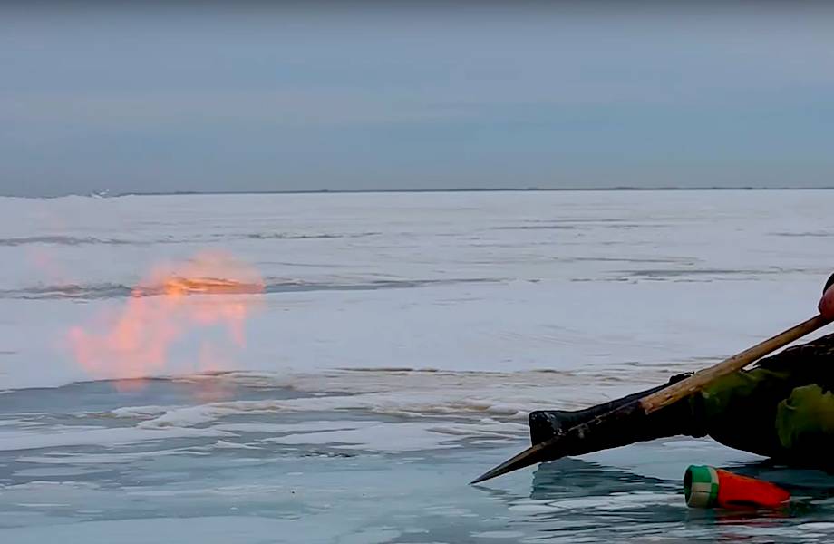 Видео: Пламя вырывается из-подо льда на Байкале — как такое возможно