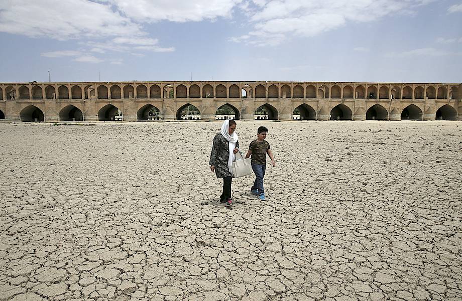 Люди вынуждены покидать свои дома: Иран вступил в эпоху водного кризиса