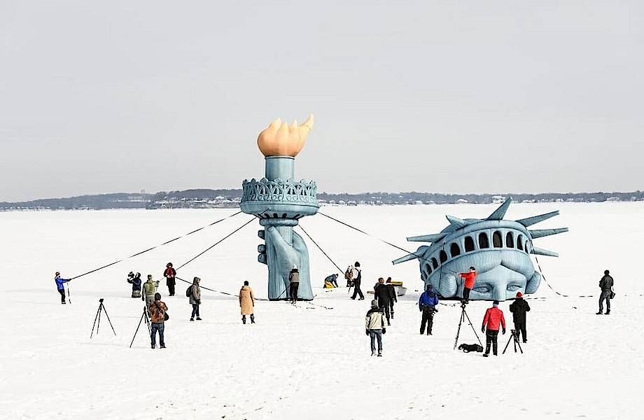В США появилась статуя Свободы, погребенная подо льдом