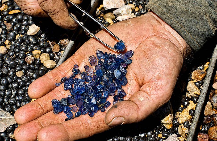 Рубины и сапфиры в песке у дороги: как в Камбодже добывают драгоценные камни