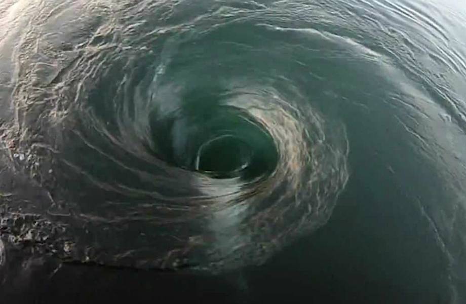 Видео: Парень нырнул в океанский водоворот и снял все происходящее на камеру