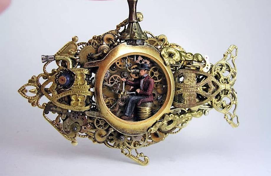 Художник превращает старинные карманные часы в параллельные вселенные