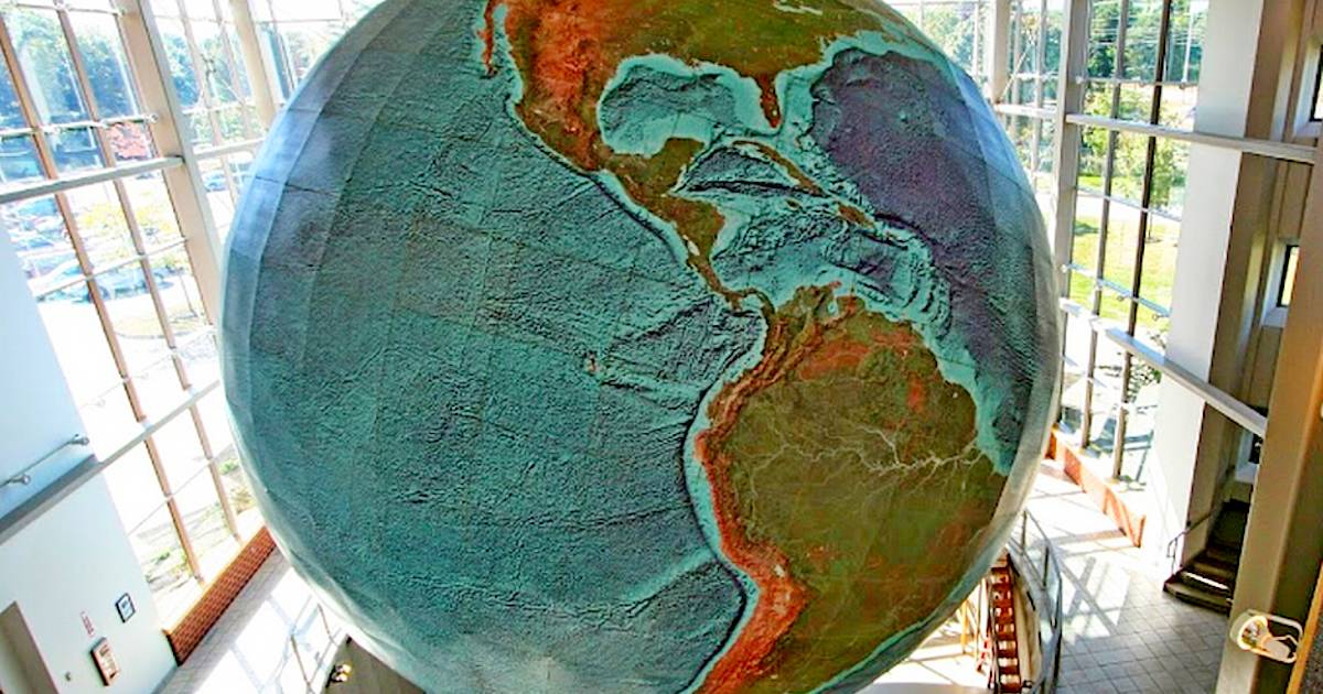 Крупные глобусы. Глобус гигант Eartha. Самый большой в мире Глобус эрта.