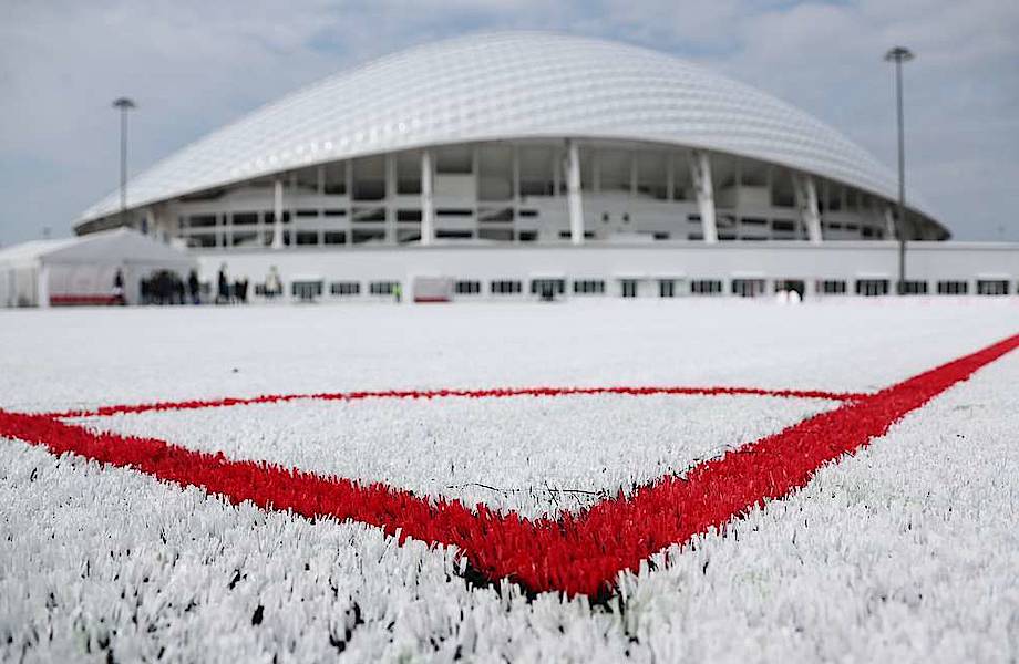 В Сочи открыли поле для футбола из пластиковых стаканчиков с Чемпионата мира