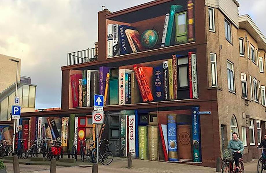 В Утрехте художники превратили жилой дом в гигантский книжный шкаф