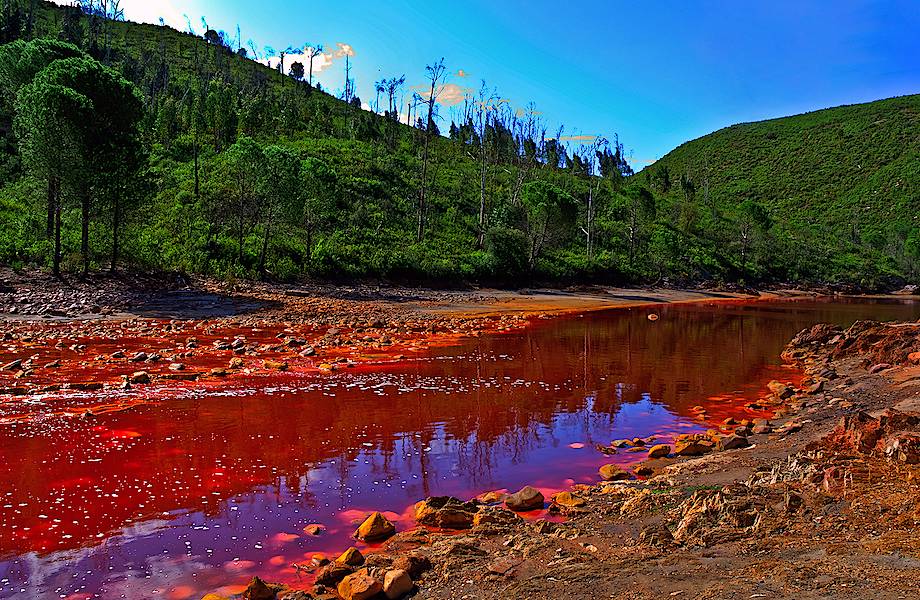 Необычная испанская река: почему вода в Рио-Тинто такого красного цвета