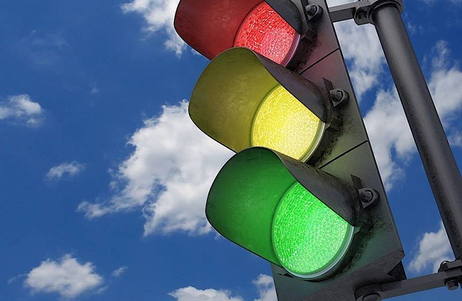 Почему сигналы светофора имеют именно красный, желтый и зеленый цвета  