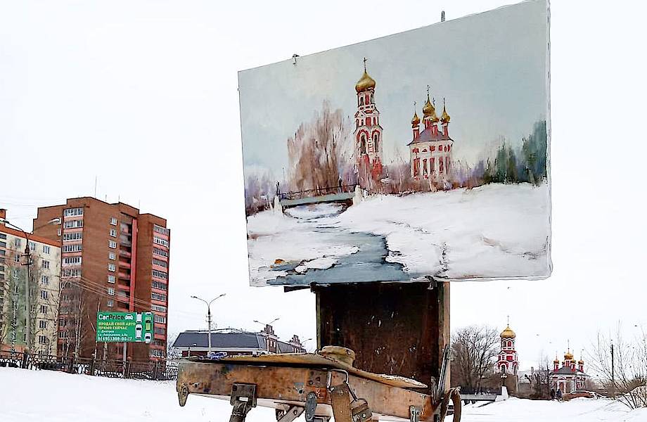 Русский художник показывает пейзаж и его интерпретацию на холсте в одном кадре