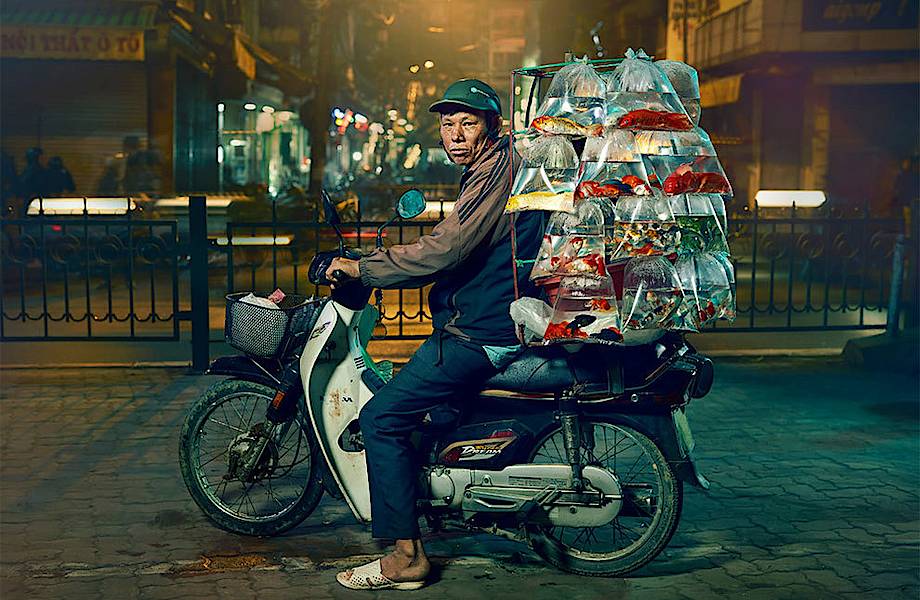 Уличные портреты курьеров Ханоя, которые перевезут на своих мопедах все что угодно