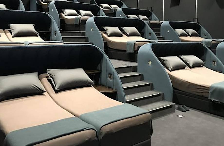 Швейцарский кинотеатр заменил кресла в кинозале на двуспальные кровати 