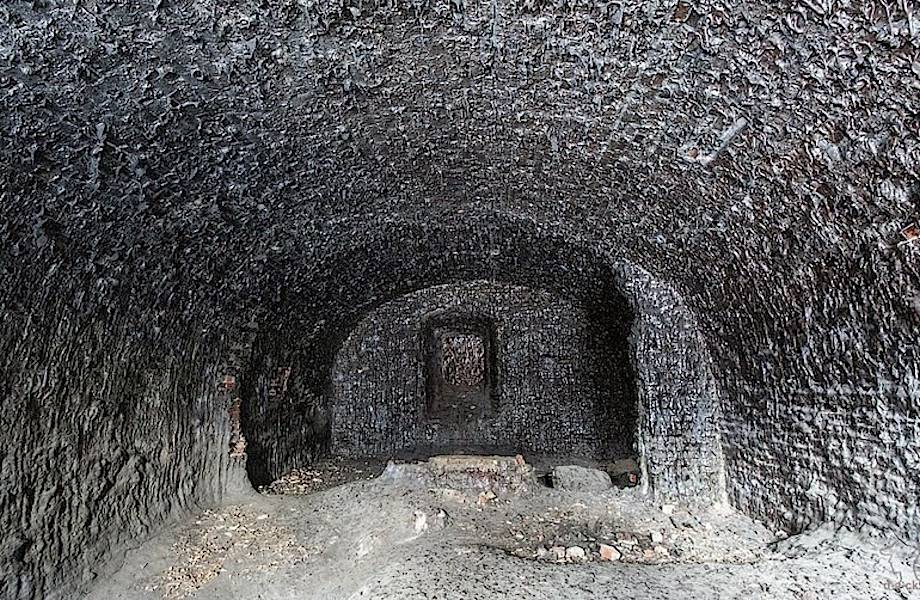 Эффектные снимки форта Кронштадта, где огонь превратил кирпич в сталактиты