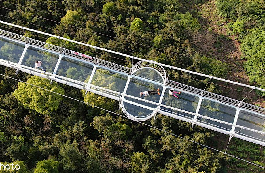 Толщина меньше коробка спичек: в Китае появился новый стеклянный мост над пропастью