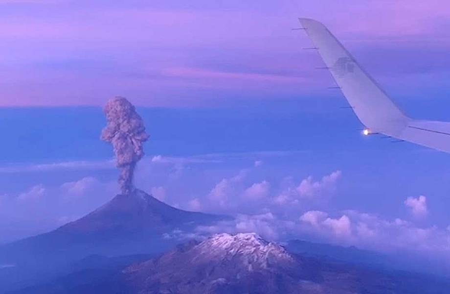 Видео: Как выглядит извержение вулкана с борта самолета 