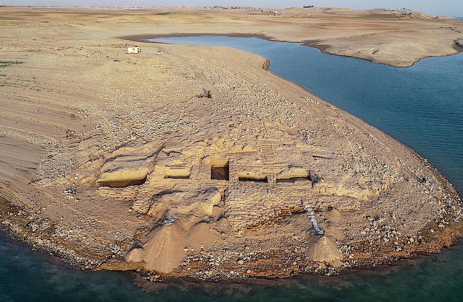 Из-за засухи водохранилище Ирака обнажило древнюю крепость, которой 3,5 тысячи лет