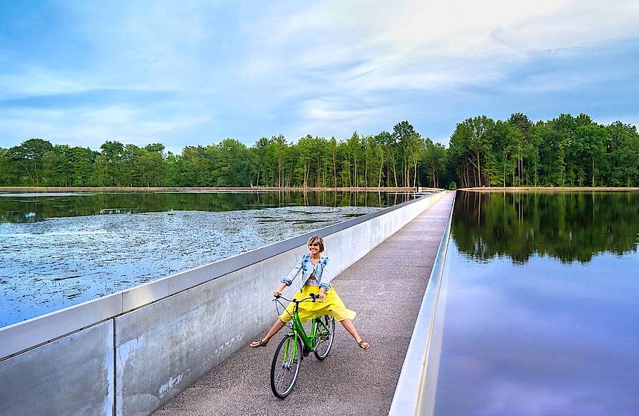 Где можно прокатиться прямо по воде: велосипедная дорожка, проложенная через пруд