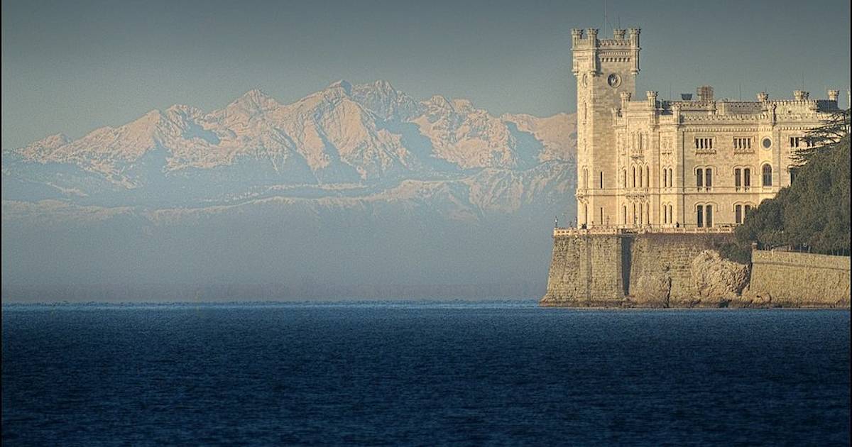 Где находится замок на море