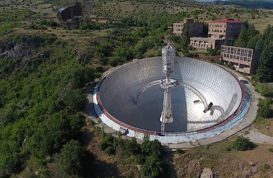Видео: Дрон обнаружил в горах Армении гигантский радиотелескоп, построенный еще в СССР