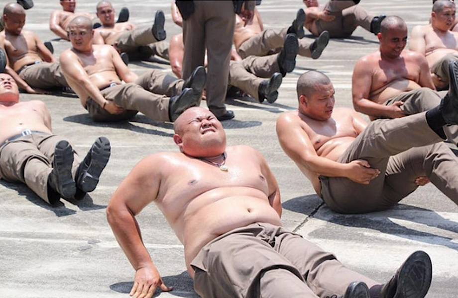В Таиланде полицейских с лишним весом отправили в лагерь на курс «Ликвидация живота»