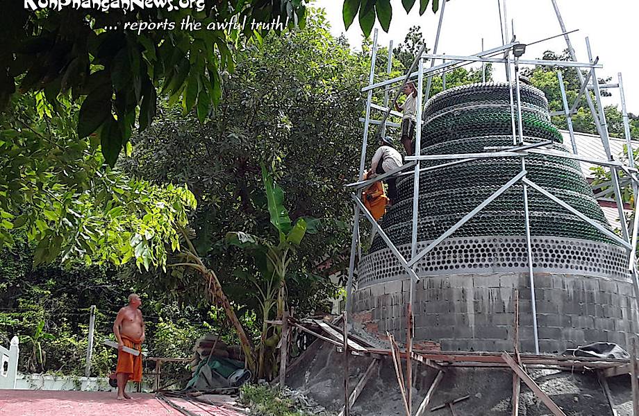 В Таиланде буддийский монах строит ступу из пивных бутылок